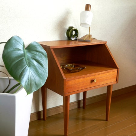 北欧ビンテージ・ナイトテーブル