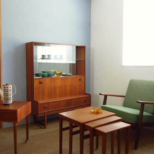 ヴィンテージのガラスキャビネット