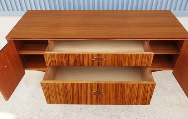 サイドボード内部