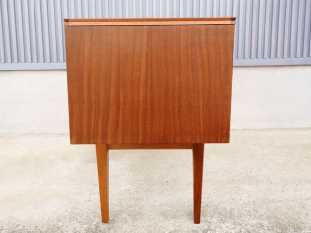 サイドボード右側面