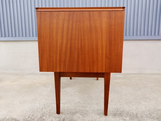 サイドボード左側面