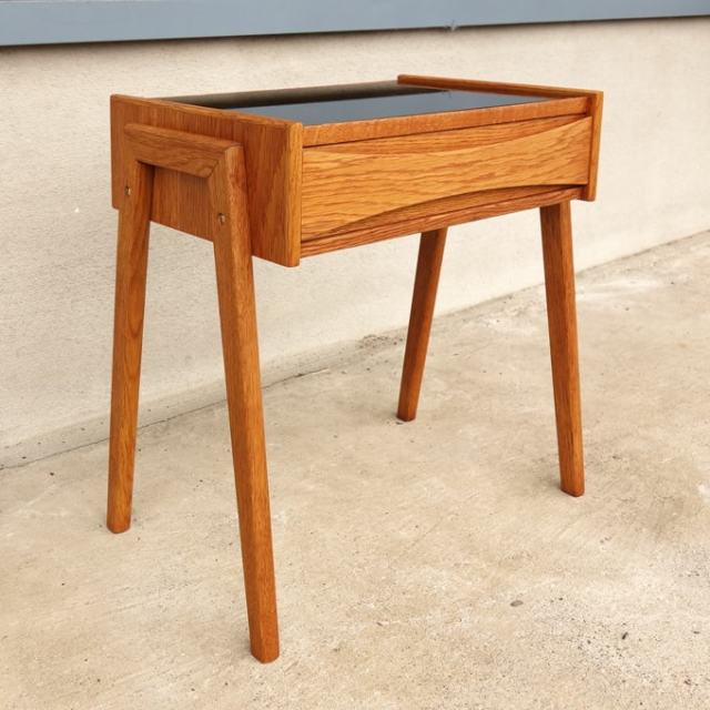 北欧のおしゃれな木製ナイトテーブル