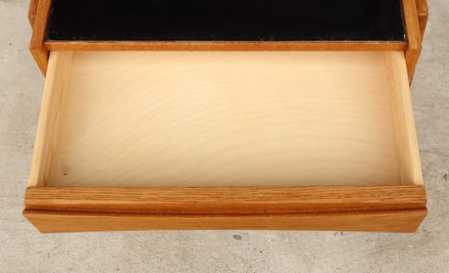 北欧のオーク製ナイトテーブルひきだし