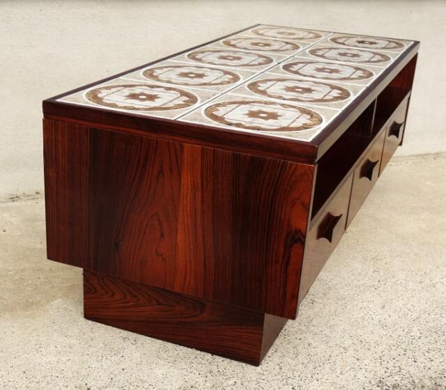 天板がタイルのテレビボード　左側面