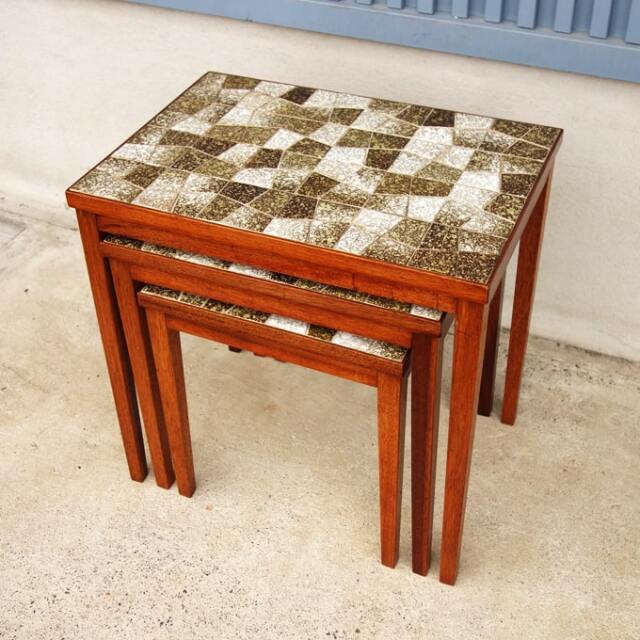 ヴィンテージのタイルトップネストテーブル