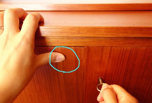 左側のドアを抑えながら鍵を開けてください