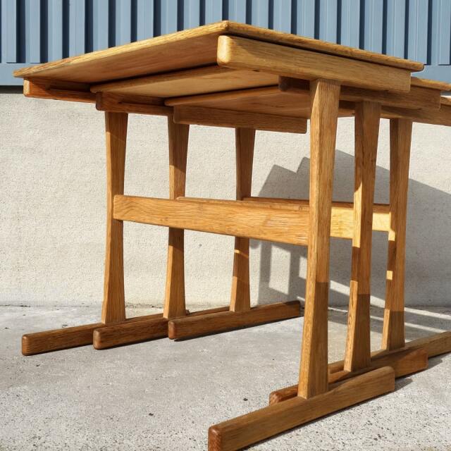 3台1セットになったミニテーブル