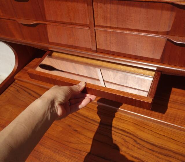 鏡を引き出して立てられます