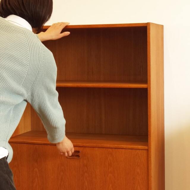 片手で天板を抑えながら開ける