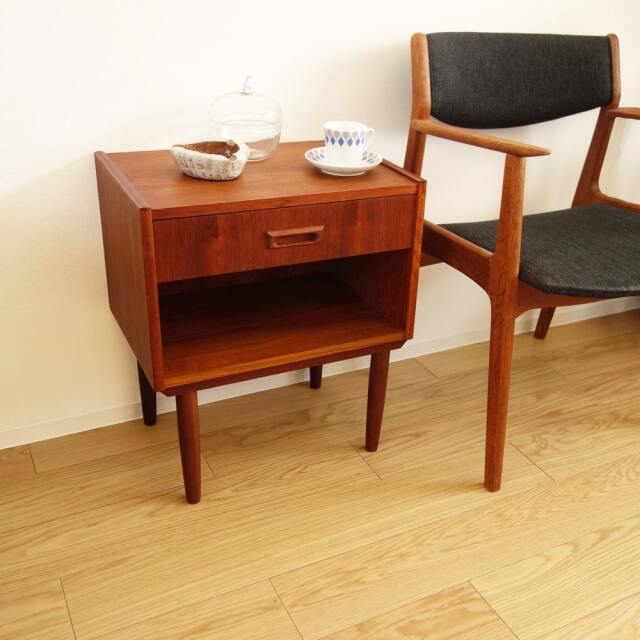 北欧ヴィンテージのナイトテーブル　チーク