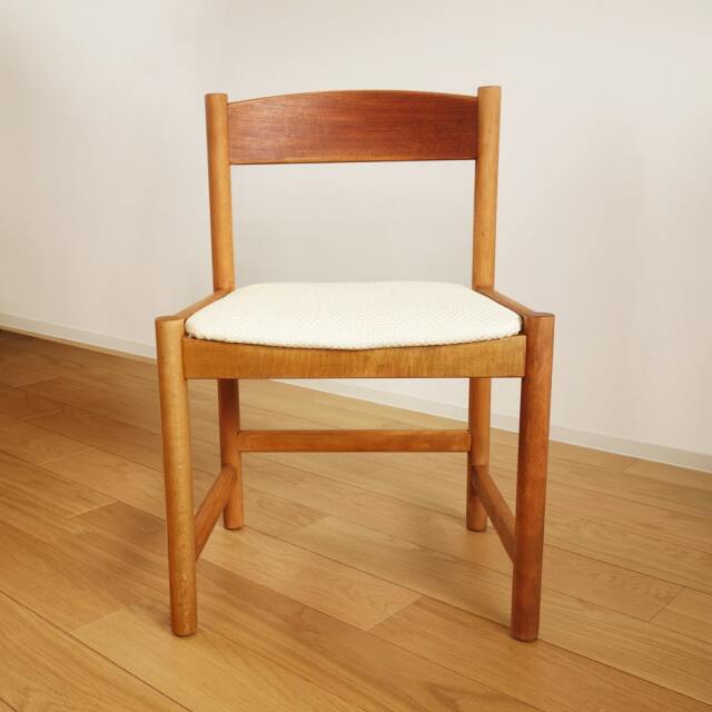 ビンテージ椅子アイボリー正面