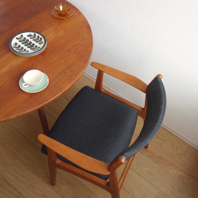 北欧ヴィンテージ木製アームチェアと円形テーブル