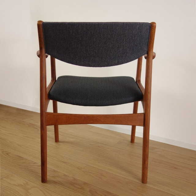 北欧アームチェア紺色　後ろ面