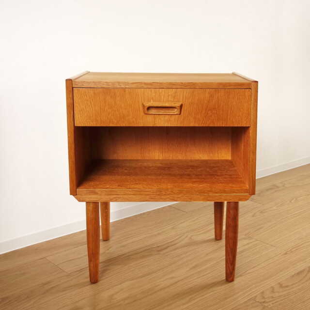 オーク材ナイトテーブル