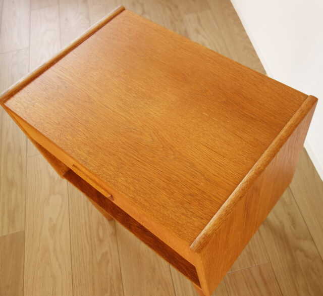 北欧ナイトテーブル上面