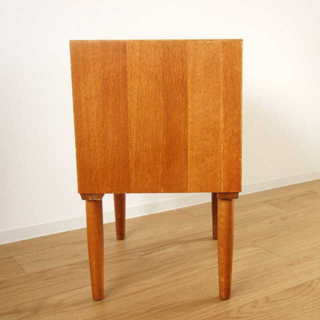 ナイトテーブル左側面