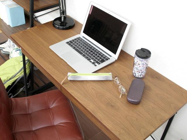 奥行き45cmのコンパクトなデスク