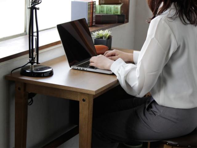 ナチュラルな木製の小さいデスク