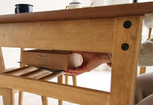 テーブル下の棚が便利