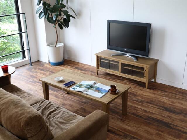ナチュラルな木製テレビボード