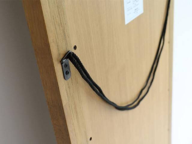 鏡を壁に立てかけて固定する紐付き