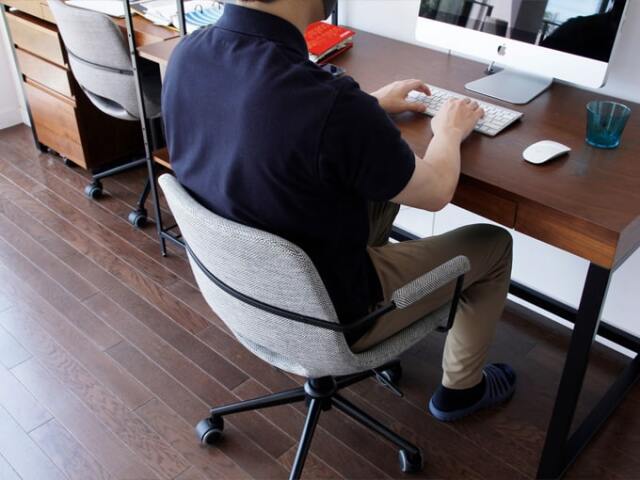 デスクに合わせて高さを調節できる椅子