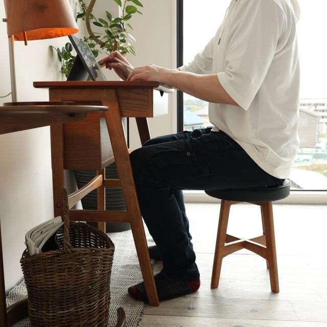 簡易デスクにもなる化粧台スツール付き