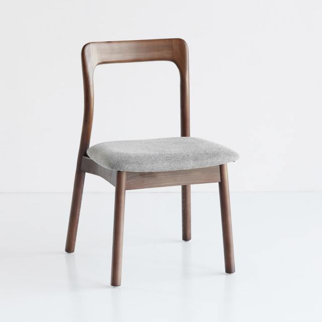 モダンなアッシュ材ダイニングチェア　ベージュ