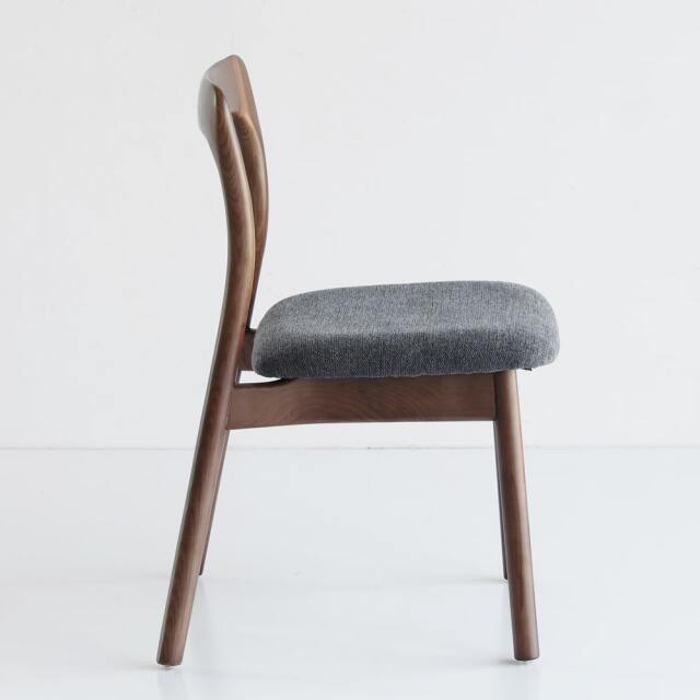 モダンなダイニングチェア　側面