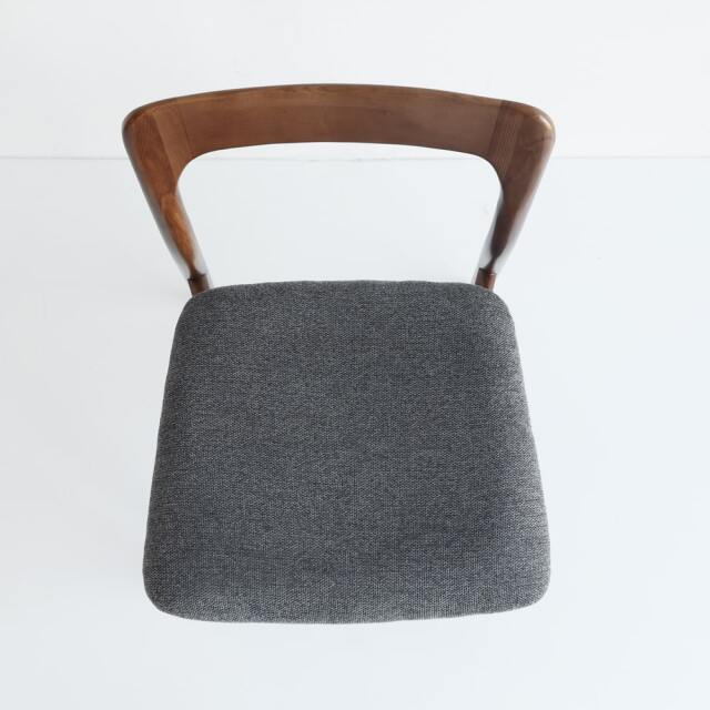 ダイニングチェア黒ファブリックの座面