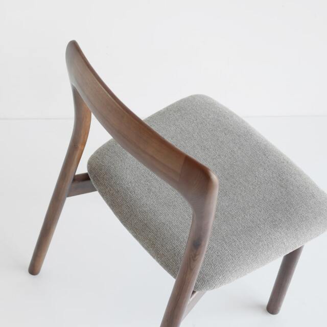 アッシュ材のダイニングチェア　座面ベージュ