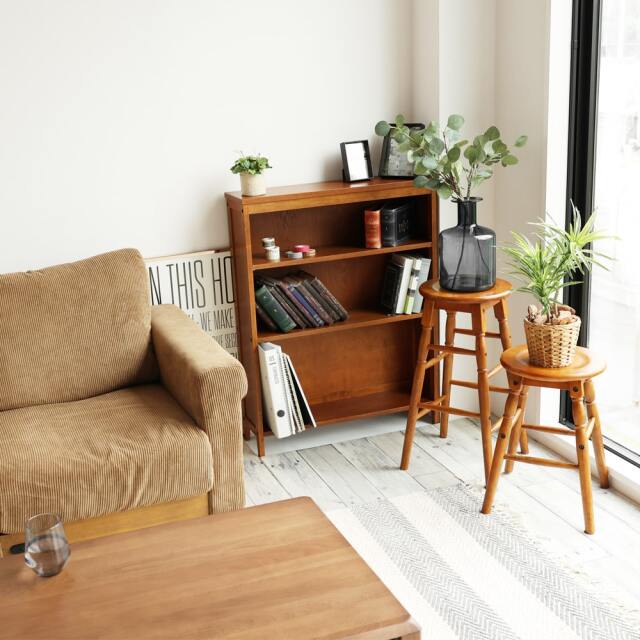 レトロ感がおしゃれな小さい木製棚