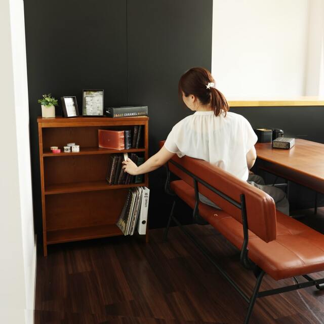 小さい食器棚にもなる木製シェルフ