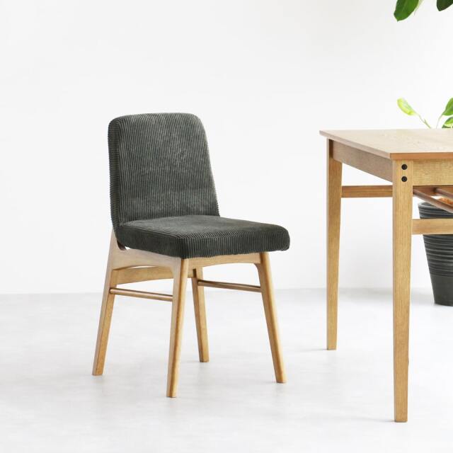 カーキ色のおしゃれな椅子　背もたれもクッション