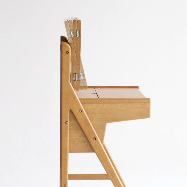 化粧台の鏡の傾きは変えられます