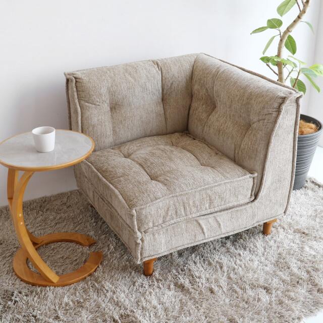 もたれかかって座れるコーナーソファ