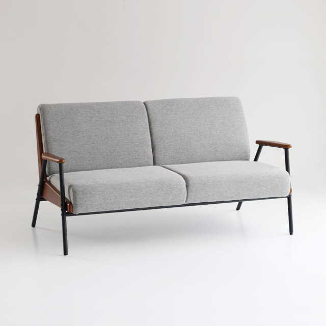 ウッドアームの鉄脚2人掛けソファ