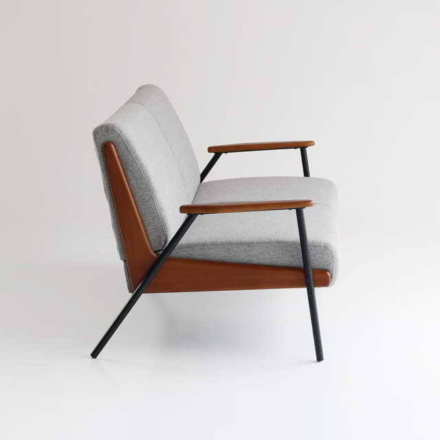 側面とウッドのアームレストがおしゃれな鉄脚ソファ