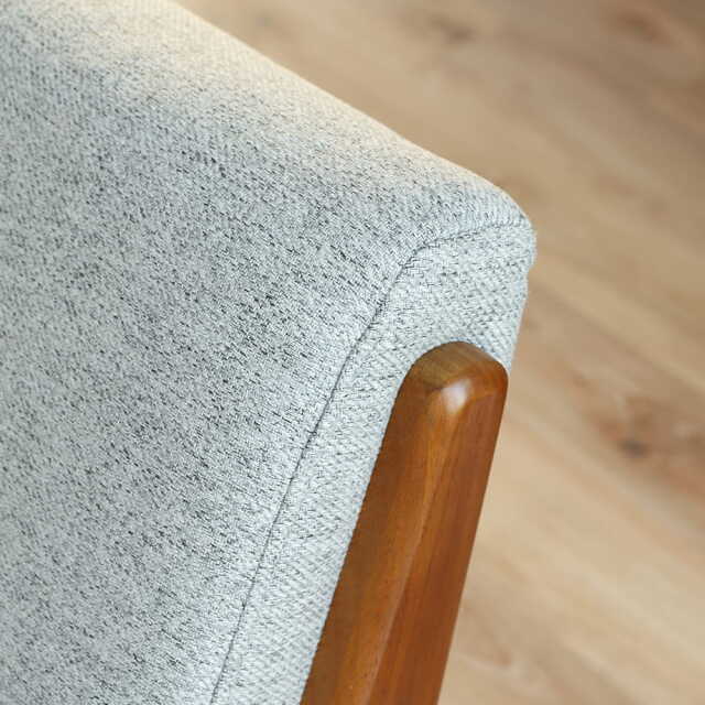 ざっくりした風合いが素敵なグレー色ファブリックのソファ