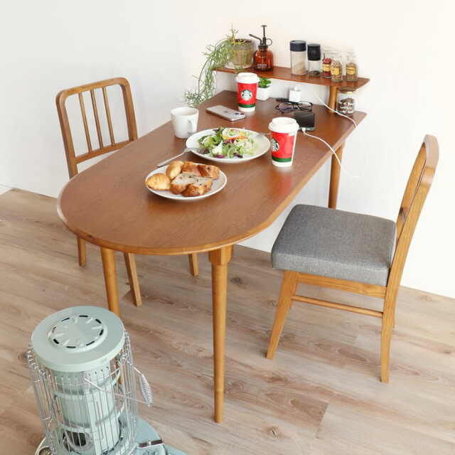 半円形ダイニングテーブルとレトロな椅子