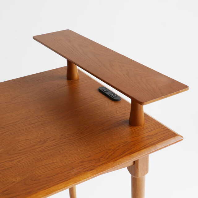 テーブル上の棚に小物を置けます