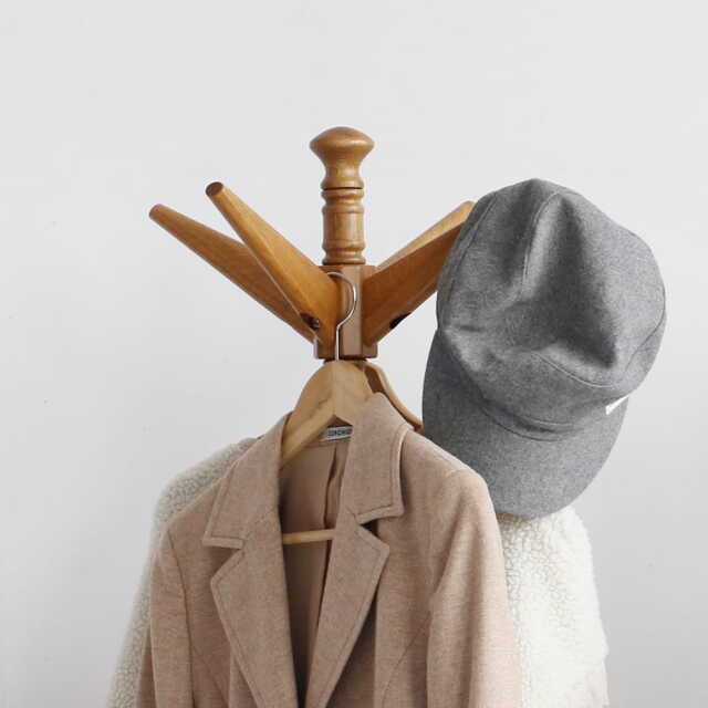 帽子も掛けられるコートハンガー