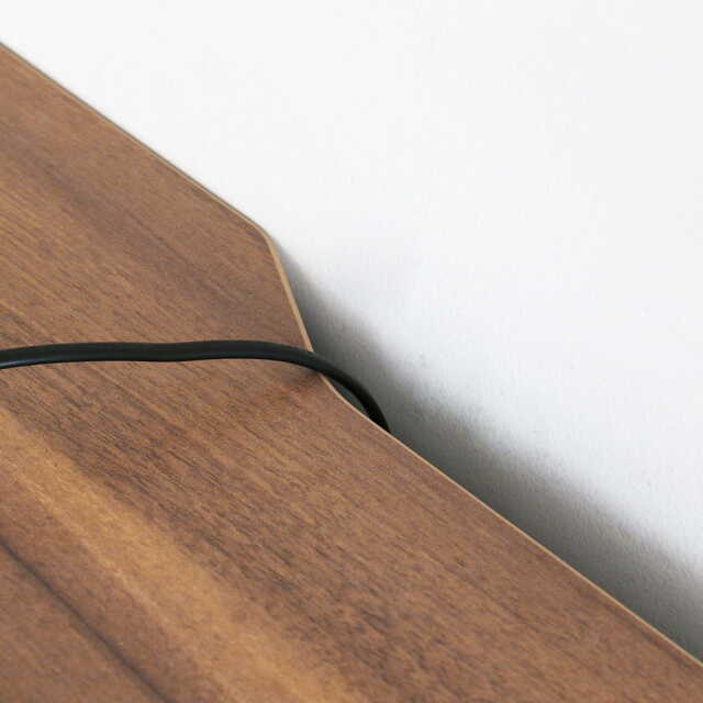 コード用のへこみがあるデスク天板