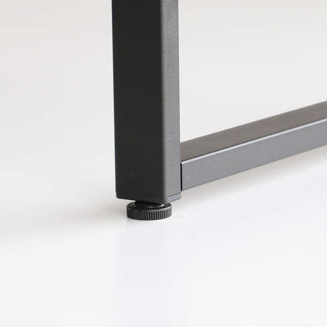 デスクぐらつき防止のアジャスター付き