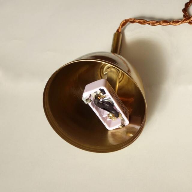 シーリングカップの中にコードを巻き入れられます