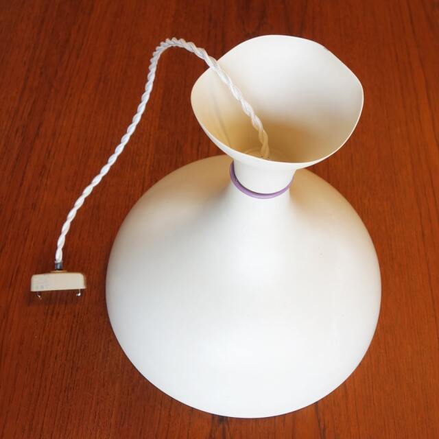 アイボリー色のペンダントライト