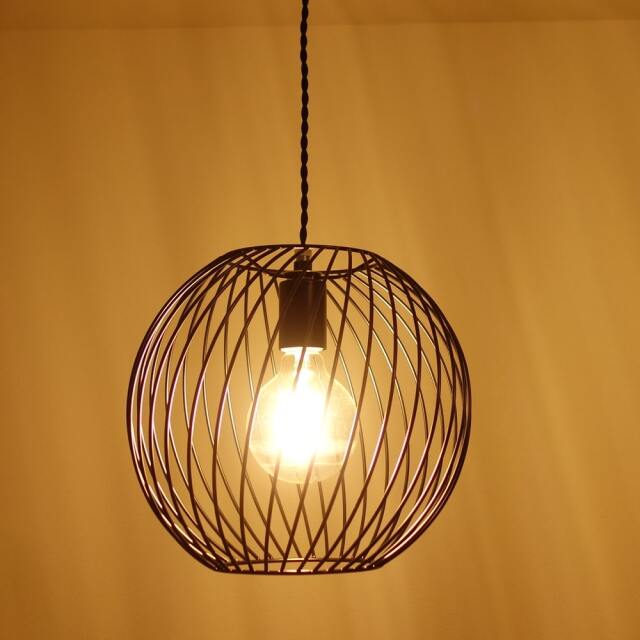 丸いスケルトンシェードのペンダントライト｜アンバーデザイン