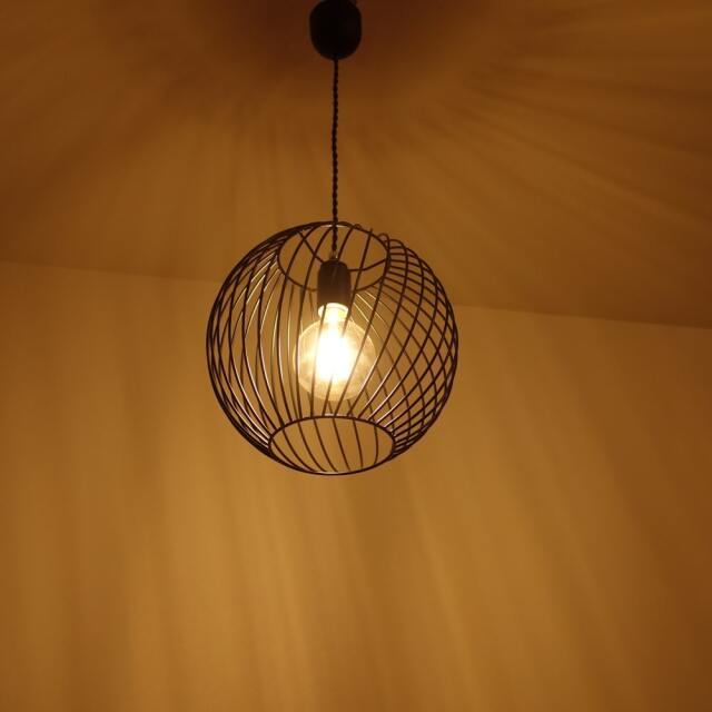 丸いワイヤーシェードのモダンな照明
