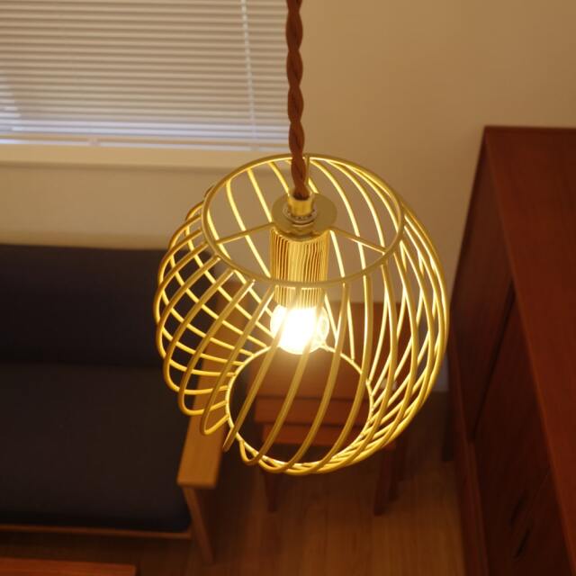 ゴールド色ワイヤーペンダントライト