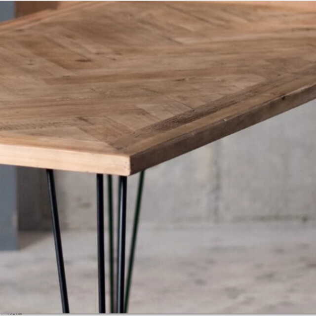 ヘリンボーンのダイニングテーブル角